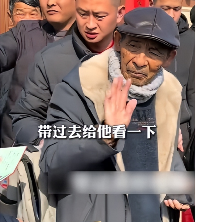 刘强东给老家送年货现场曝光，令人恶心的一幕出现，当场被人制止