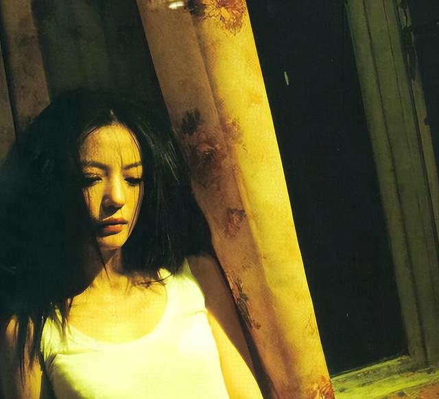 封杀四年，49岁赵薇突传消息，因胃癌去世传闻5个月前就真相大白