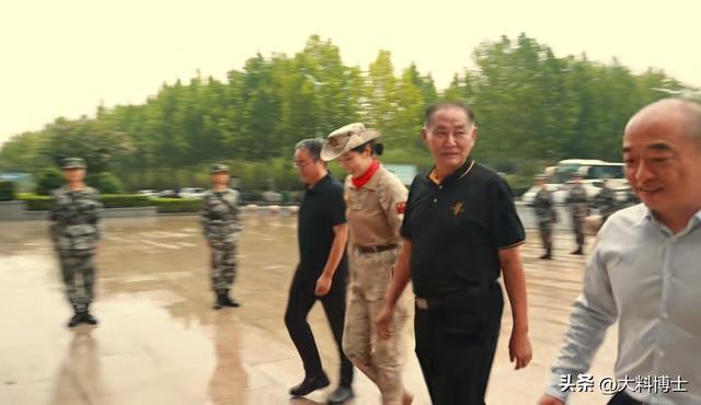 河南大学生从阅兵场归校，获隆重迎接，老师让她走前面，被逗笑了