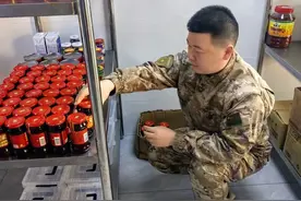 炊事班的战士可是更好留队转士官的图片