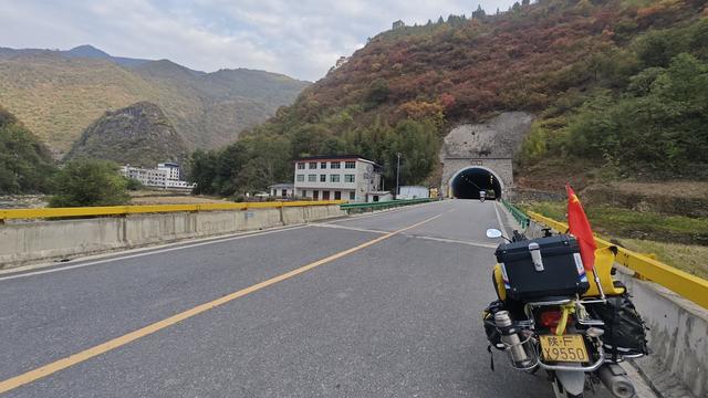 赏秋秦岭，摩旅商洛（04）陕南第一关，楚北第一门，打卡牛心关