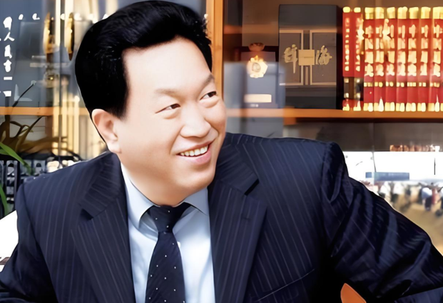 非法敛财100亿！出门12名女秘书相伴，之前有多嚣张如今就多落寞