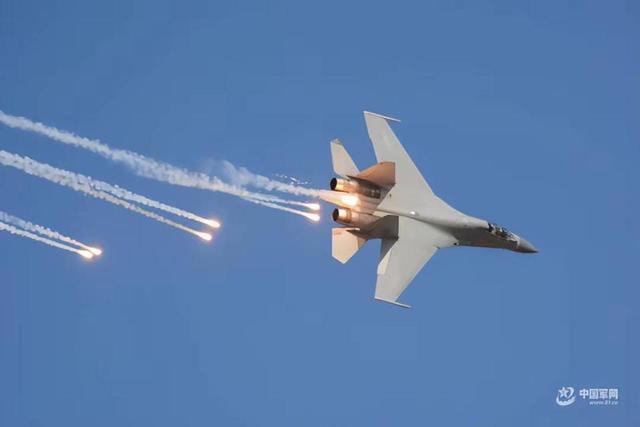 澳大利亚再撞枪口！入侵西沙被我军热焰弹反击后，澳军机仓皇溃逃