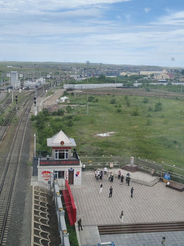 到了满洲里我们做了四件事，其中一件至今难以释怀