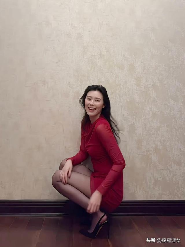 游泳冠军刘湘穿黑丝风情万种!既有赛场英姿飒爽 又有邻家女孩甜美