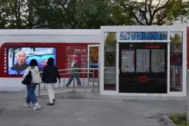 东北首个保洁清洗机器人亮相和平广场公厕图片