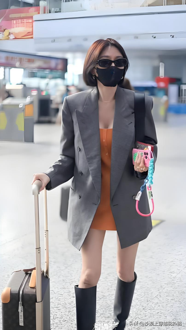 太惊艳了，街拍46岁的秦岚	，胸很大，腰很细这身材谁能顶得住！