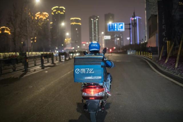 经济增速变缓，曾月入2万高管后改行送外卖，女骑手开始越来越多