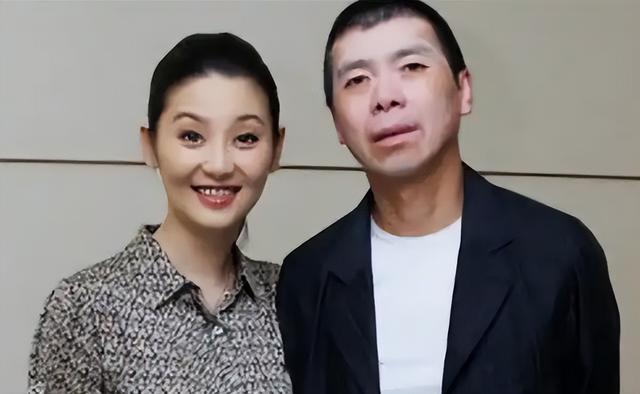 和徐帆离婚传闻真相大白仅2个月，冯小刚近况曝出，一点都不意外