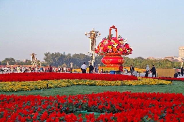 “祝福祖国”花篮亮相天安门广场吸引游客争相打卡