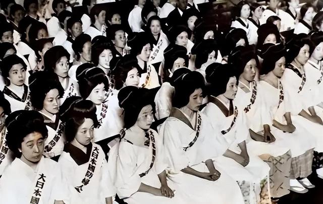 侵华战争中，日本女人到底有多坏？为激励男人参军用三个无耻方法