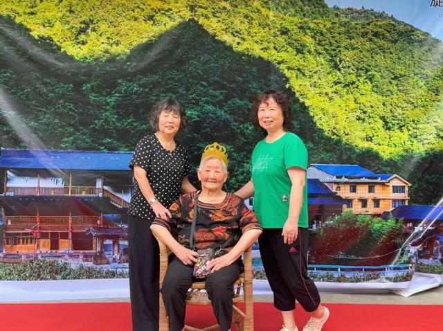 四川游客在桐梓过101岁生日！大家都来沾“喜气”～