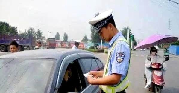 交警提醒：11月起！新增一条交规，副驾驶没坐人也要扣3分