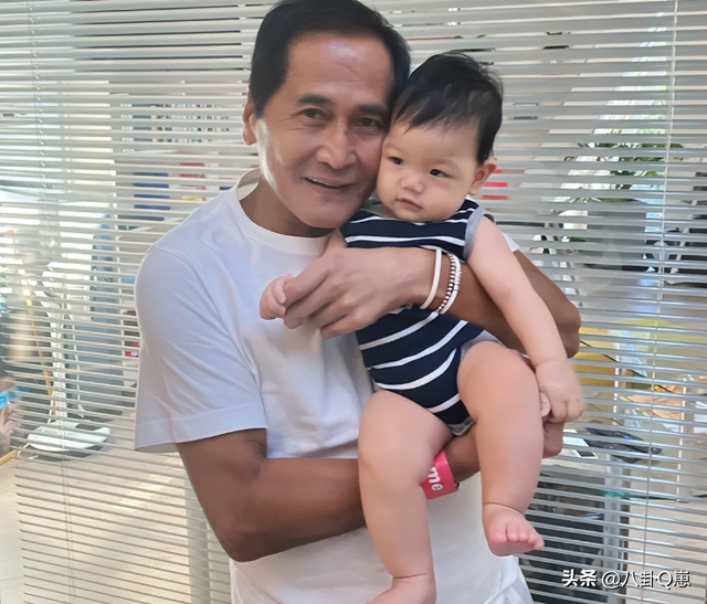 65岁齐秦现状，定居美国，娶小24岁女粉丝为妻，和11岁儿子像爷孙