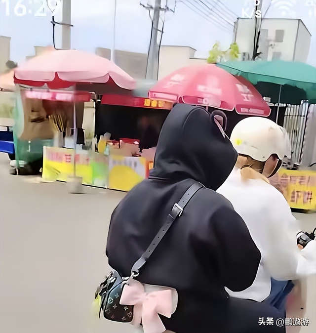 全红婵又回家看爷爷奶奶了！背着LV包去“炸街”，妹妹染了新头发