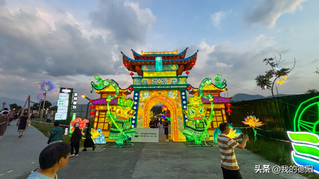 德阳灯会联袂西昌火把节 古蜀光影盛宴点亮凉山夜