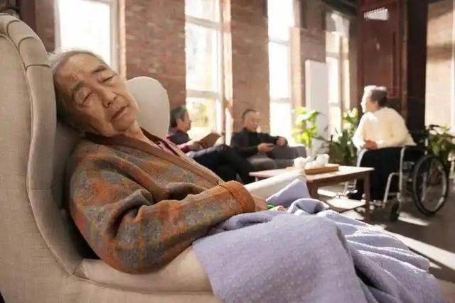 老人早睡是错的？医生坦言：70岁以后，老年人睡觉一定注意这几点