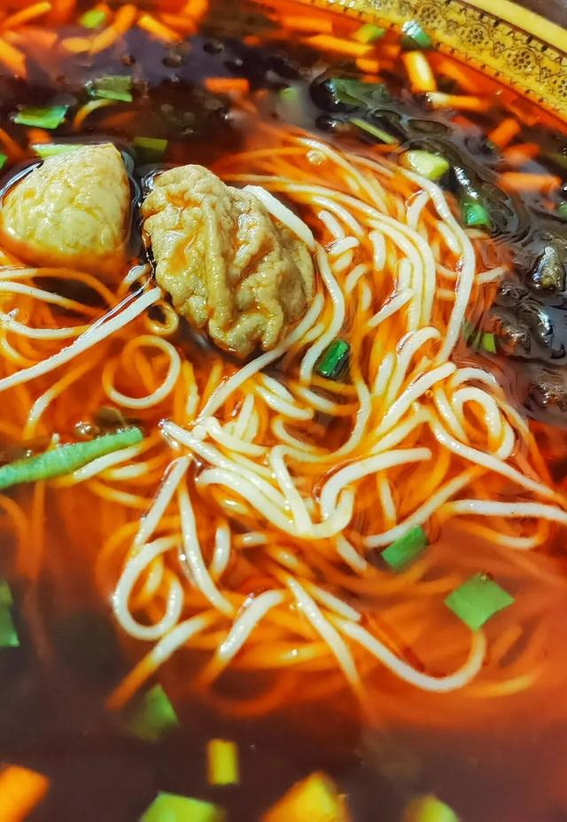 正式通车！全线免费！新挖赏秋天花板小城，绝美彩林不输九寨！地道美食50元吃爽！