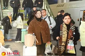 新疆铁路10日实施新列车运行图，乌鲁木齐至成都、昆明方向列车压缩9小时左右图片