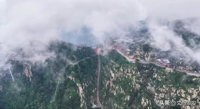 泰山雨后云雾织仙境！泼墨山水里藏着夏日最治愈的奔赴