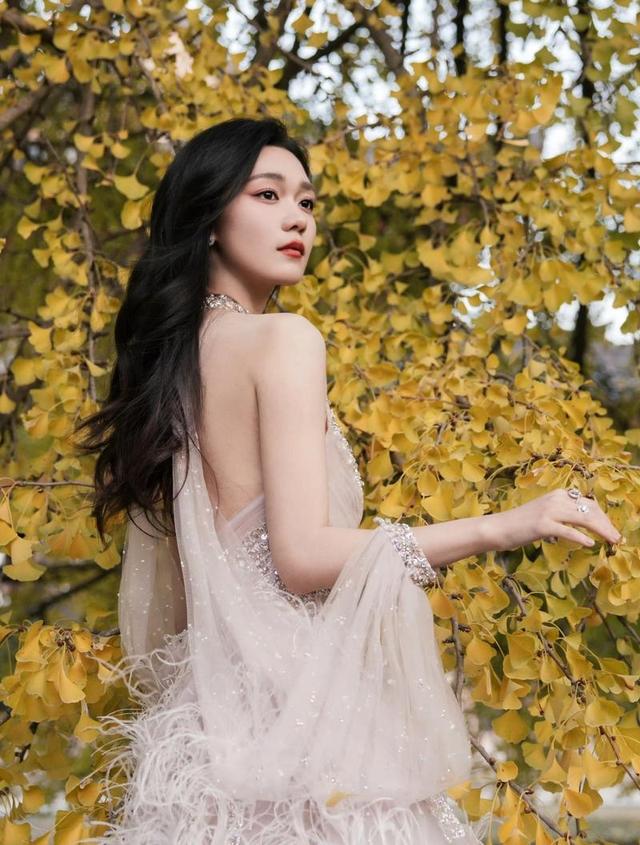 00 后段奥娟凭处女作入围金鸡奖最佳女主角，颜值出众惹人爱