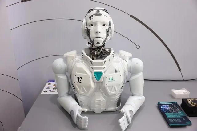 突破恐怖谷效应！宇树H2仿生人形机器人，如何用微表情征服人类？