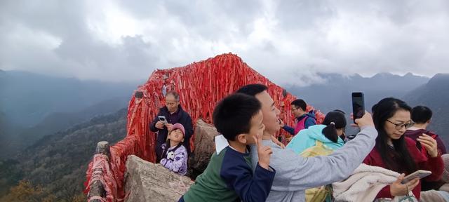 最爱秋意行不足 再上翠华赏秋色