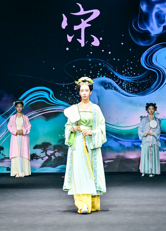 副中心开启少儿时装周！AI汉服大秀+VR体验，还有亲子工坊