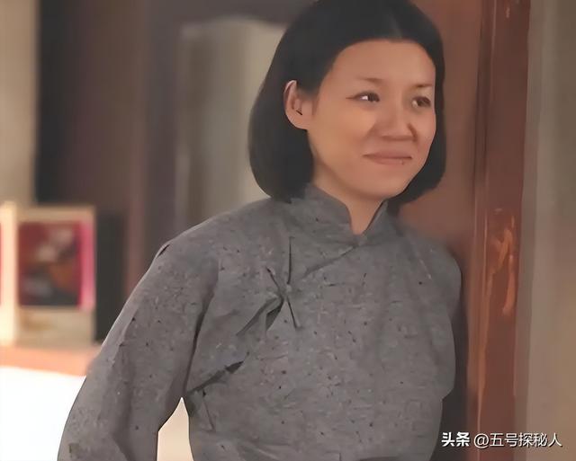 与四婚名导同居三年流产两次不结婚，转身下嫁穷小子，如今咋样？