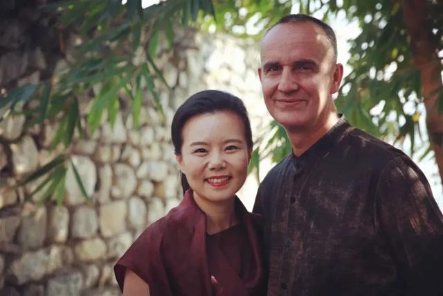 龚琳娜离婚前卑微得可怕：独守空房5年，模仿小三送礼物讨好前夫