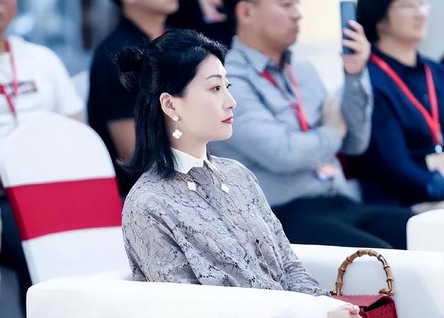 辞去董事长仅3个月，宗馥莉官宣新身份，宗泽后和整个商界沉默了