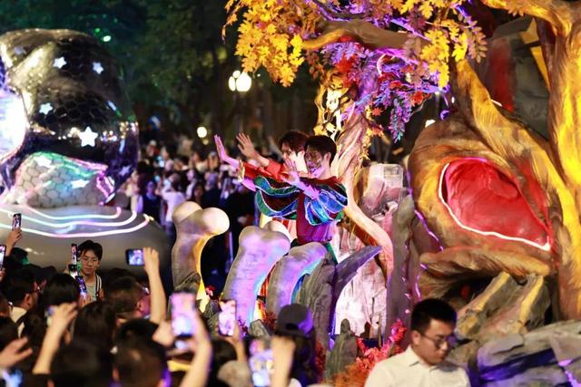 新民大街的夜，被这波国潮花车“硬控”了！