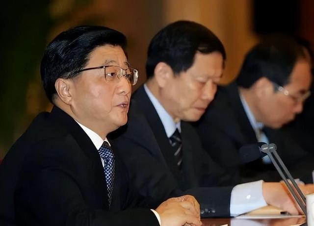 他曾担任上海市长，69岁去世葬入八宝山，为何后来被迁到上海？