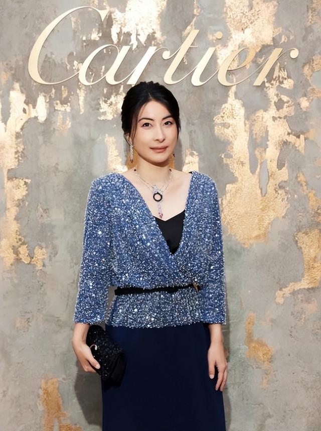 霍启刚高调官宣喜讯仨月，郭晶晶再破天花板，让整个贵妇圈沉默了