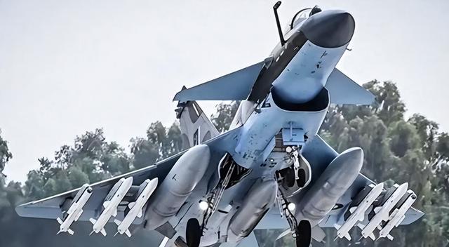 歼10C能挂鹰击-21？外媒闹乌龙	，中型战机与重型导弹搭配大有讲究