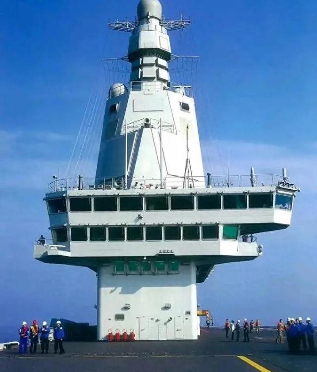 “福建”舰服役，中国海军正式跨入“三航母”时代