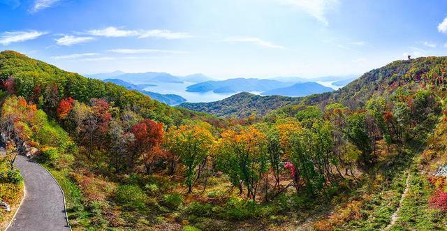 吉林市丰满东山：山间彩卷入画来