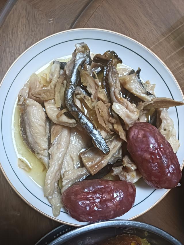 饭菜香引来了“馋猫”