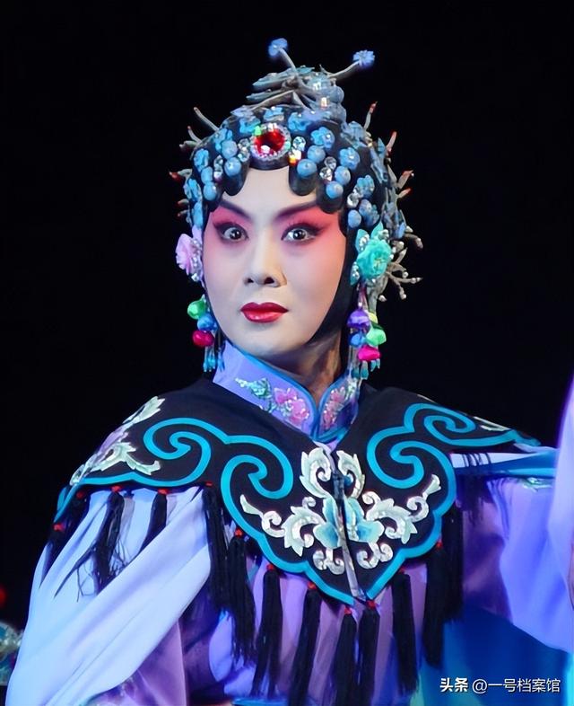 至今未婚未育，身边却有男人陪了近27年！59岁的她才是真人间清醒