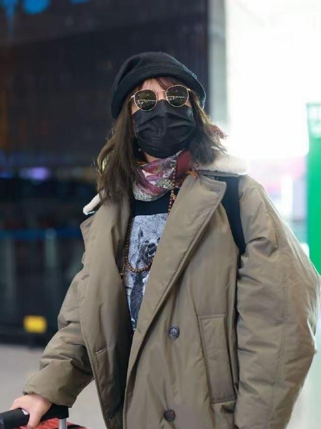 落毛凤凰不如鸡！49岁赵薇再曝近况，全身包裹严实 不敢露脸怕见人