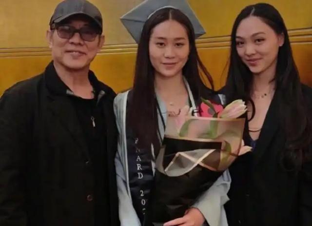 62岁李连杰带小女儿游九华山，不敢开美颜，缩着脖子走路老态龙钟