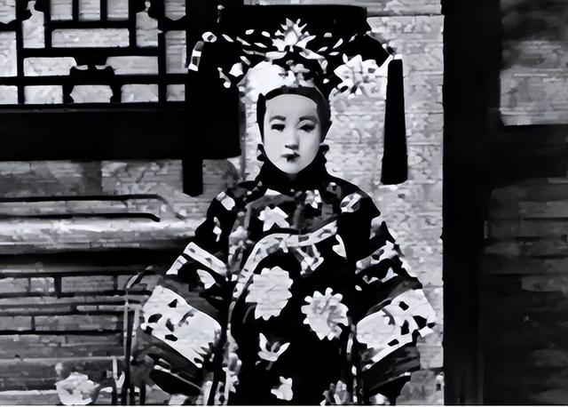 故宫珍妃井那么小，井口连头都塞不进，当年慈禧怎么把她推下去的