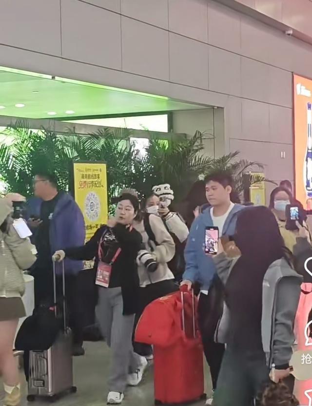 国乒抵达成都，孙颖莎等行李	，王楚钦肖导聊的开心，邱导也跟赛了