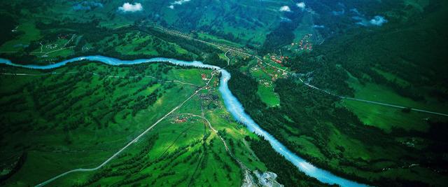 新疆大地的脊梁