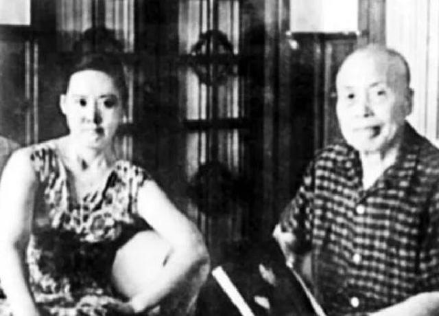 1966年75岁李宗仁和27岁妻子在寓所合影，相差近五十岁，恩爱无比