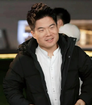 没想到，董宇辉受邀观礼阅兵才1个月，竟再次令所有人刮目相看