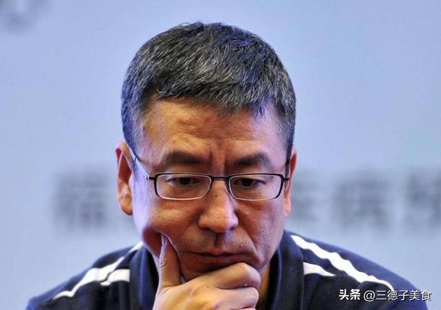 从"央视一哥"到跌落神坛，57岁白岩松的评论，再遭官媒和网友批评