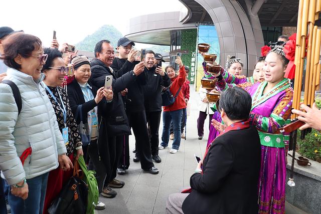 “长三角号”旅游专列抵达兴义 350名浙江游客开启暖冬之旅