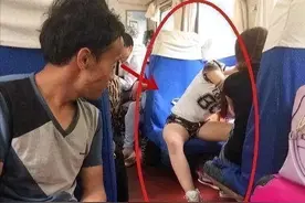 姑娘在车上穿短裤要注意坐姿，被乘客看光了还不知道，真尴尬图片