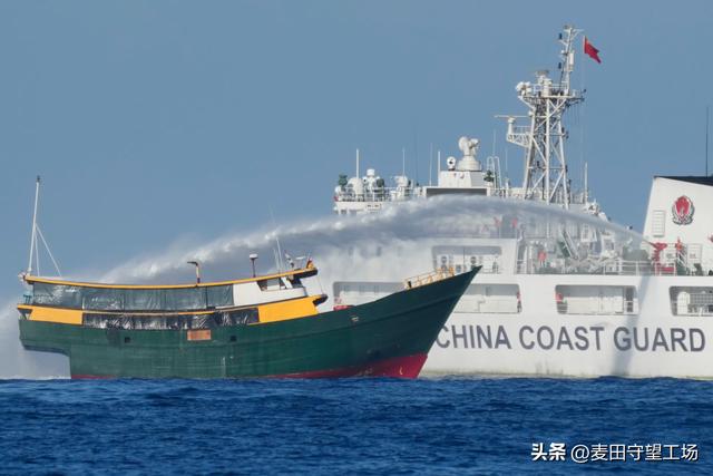 南海突发激烈交锋，菲律宾船只故意冲撞，中方052D驱逐舰泰山压顶